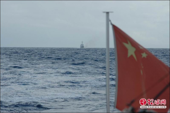 五星红旗在钓鱼岛海域飘扬。