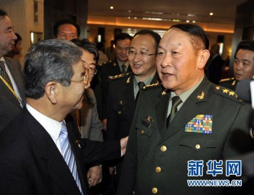 中国国务委员兼国防部长梁光烈上将（前右）和日本防卫大臣北泽俊美在首届东盟防长扩大会期间进行了交谈。新华社记者黄晓勇摄