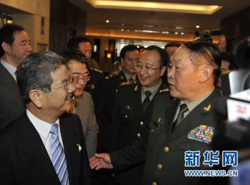10月11日上午，在越南河内，中国国务委员兼国防部长梁光烈上将（前右）和日本防卫大臣北泽俊美在首届东盟防长扩大会期间进行了交谈。新华社记者黄晓勇摄