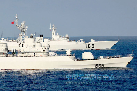 资料图：中国海军南海舰队列装的169号导弹驱逐舰与565号护卫舰演练协同作战