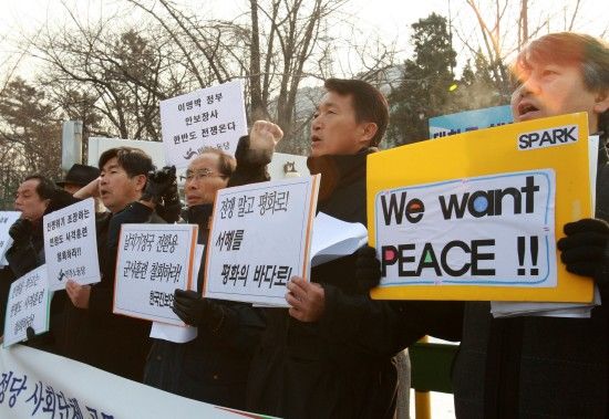 12月17日，当地市民在韩国首尔国防部门口举行抗议活动。新华社发（朴真熙摄）
