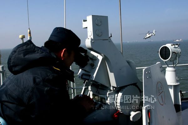 图为舰载直升机正在着舰时的情景。中国军事图片中心 鄢润波 摄