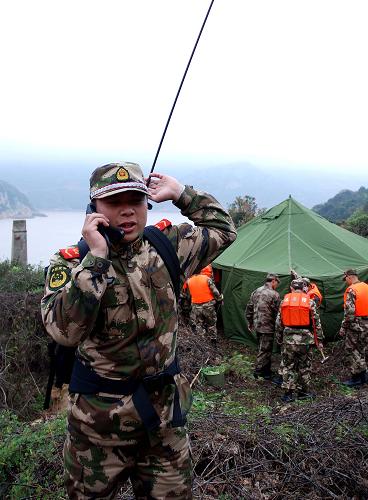 4月8日,边防官兵在无人岛上搭建帐篷并进行通讯联络。新华社记者 徐昱 摄