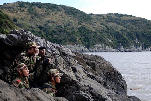 4月8日,边防官兵在无人岛上观察海面情况。新华社记者 徐昱 摄