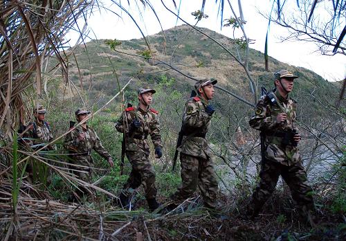 4月8日,边防官兵在无人岛上巡逻。新华社记者 徐昱 摄