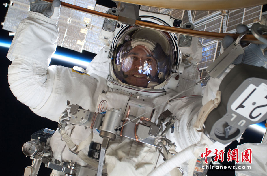 ’发现号’宇航员太空中维护国际空间站[组图]