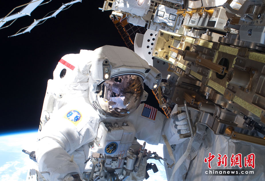 ’发现号’宇航员太空中维护国际空间站[组图]