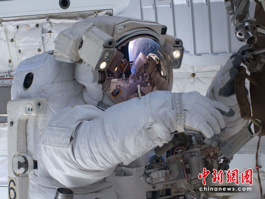 ’发现号’宇航员太空中维护国际空间站[组图]