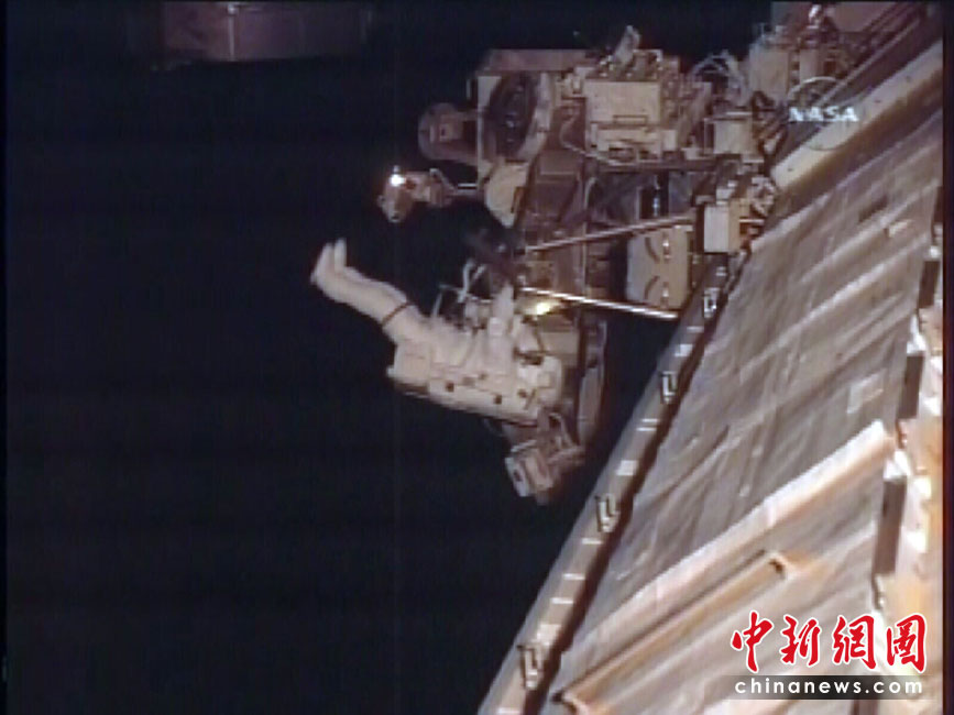 ’发现号’宇航员太空中维护国际空间站[组图]