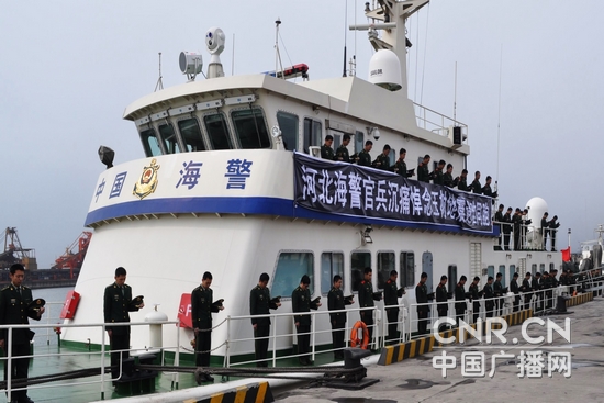 河北海警官兵在执勤舰艇上为玉树灾区遇难同胞默哀