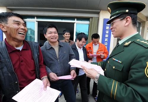 两岸渔工聘用新制启动:首批大陆渔工赴台务工 4月27日,福建省崇武边防工作站工作人员向即将赴台务工的渔民宣传相关法律法规。 当日,《海峡两岸渔船船员劳务合作协议》生效后的首批48名大陆渔工从福建惠安县崇武渔港启程,前往台湾从事渔业生产工作。海协会与海基会在第四次会谈中所签署的《海峡两岸渔船船员劳务合作协议》已于2010年3月生效实施。据介绍,从2007年以来,已有4000多人次的渔工从崇武口岸外派赴台务工。 新华社记者 张国俊 摄