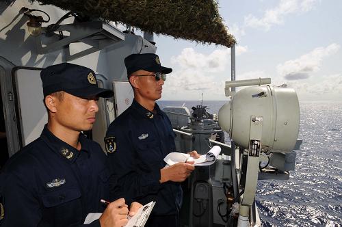 5月13日,在亚丁湾东部海域,中国海军护航编队“广州”舰信号兵记录韩舰信号。新华社记者 刘春晖 摄
