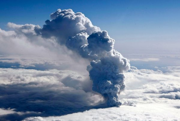 火山喷发烟柱 火山喷发烟柱
