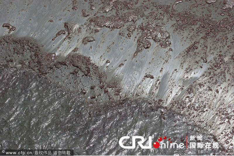 墨西哥湾漏油冲上路易斯安那州海滩 油污痕迹斑斑(高清组图)