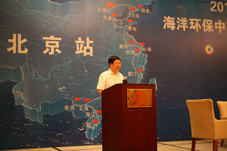 图为：领导演讲