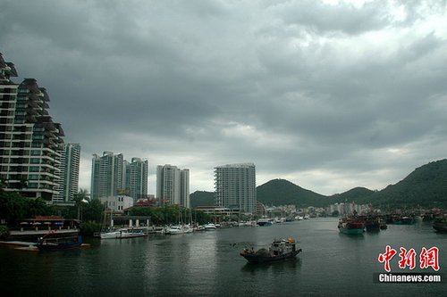 强热带风暴“康森”来袭 三亚上空乌云密布