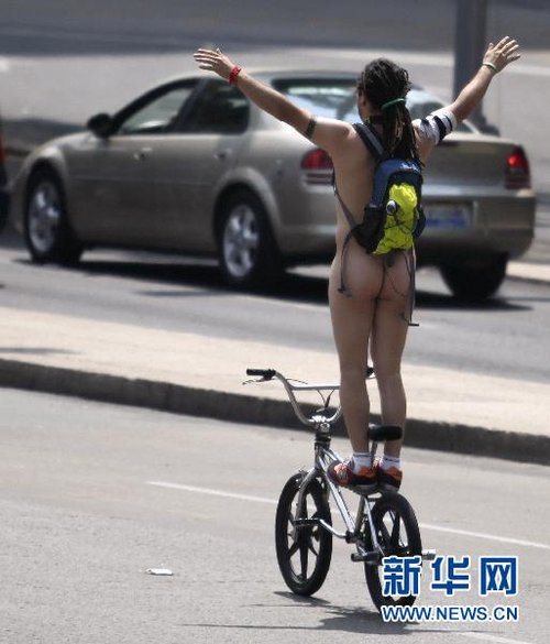墨西哥人裸体骑车抗议原油泄漏