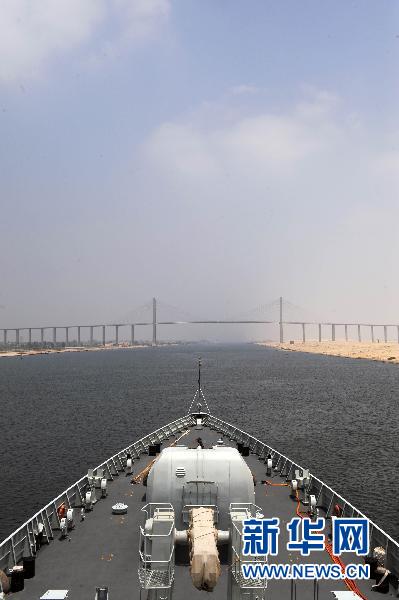 中国海军护航编队首次通过苏伊士运河进入地中海 7月24日，中国海军第五批护航编队通过苏伊士运河进入地中海。当地时间7月24日下午，中国海军第五批护航编队“广州”舰、“巢湖”舰组成的出访编队，在当地引水员的引导下，缓缓驶出埃及苏伊士运河北口，进入地中海。这是中国海军护航编队在亚丁湾执行护航任务后首次通过苏伊士运河进入地中海。新华社记者刘春晖摄