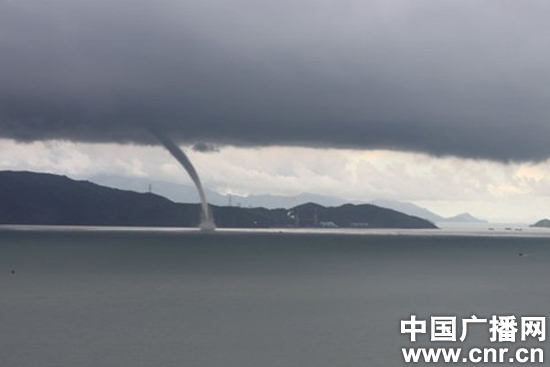 图为深圳湾海面出现水龙卷