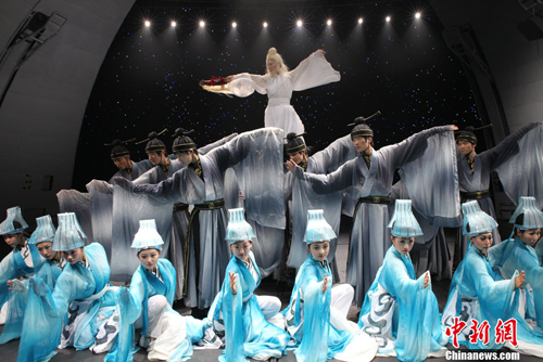 青岛国际海洋节大型海景演出举行