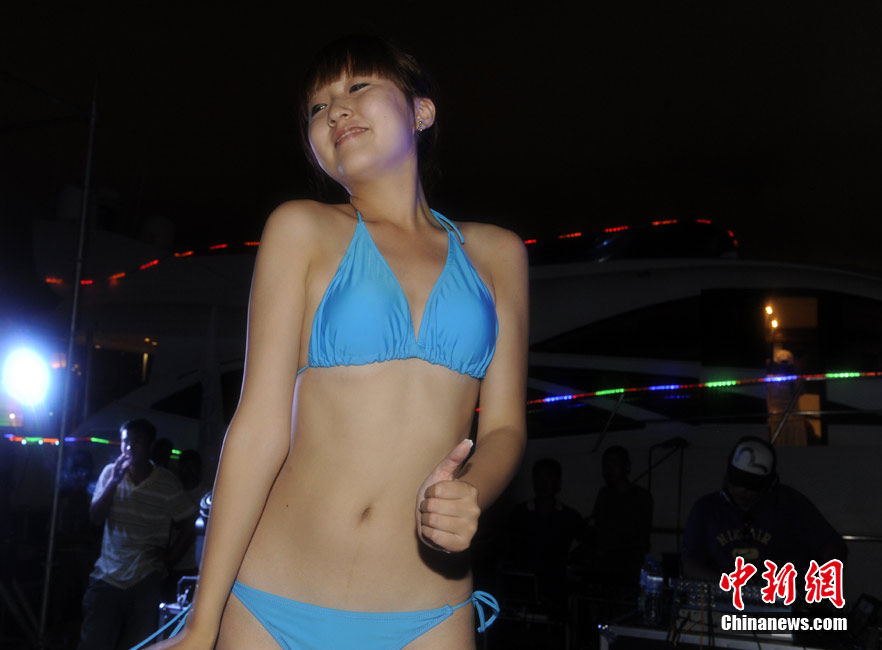 2010青岛国际海洋节开幕 比基尼派对热辣上演(高清组图)