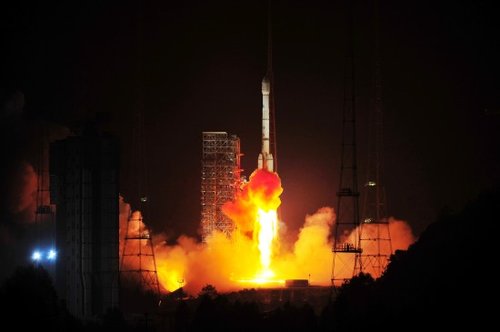 我国成功发射鑫诺六号通信广播卫星(组图)