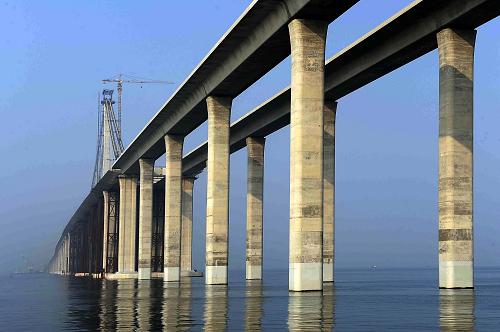 建设中的青岛海湾大桥(9月15日摄)。 近日,全长41.58公里的青岛海湾大桥已累计完成投资79.2亿元,占整个工程概算投资(95.3亿元)的83%。大桥下部结构已基本完成,上部结构完成93%。随着大沽河航道桥、红岛航道桥、沧口航道桥的完工,桥面铺装施工已陆续展开,这标志着大桥建设进入了最后的冲刺阶段。据了解,大桥主体工程预计将于2010年年底完成,2011年建成通车。 新华社记者 李紫恒 摄