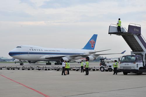 10月12日,运送抗洪救灾物资的中国南方航空公司包机抵达泰国曼谷的廊曼机场。 中国政府向泰国提供的人道主义抗洪救灾物资12日运抵泰国首都曼谷廊曼机场。中国驻泰国大使管木与泰国司法部长巴差当天在机场举行了物资交接仪式。总重约45吨的冲锋舟、净水器等抗洪救灾援助物资将由军用汽车等分送至洪水灾区。 新华社发(拉亨摄)