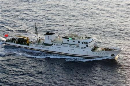 资料图：中国渔政船在钓鱼岛附近海域巡航。