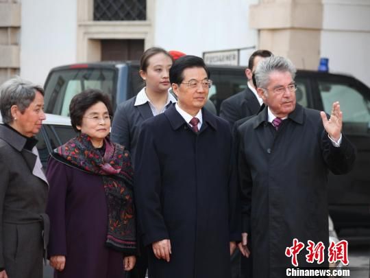 当地时间10月31日上午，奥地利总统菲舍尔夫妇在总统府内举行隆重的欢迎仪式，欢迎中国国家主席胡锦涛和夫人刘永清的到来。 张朔 摄