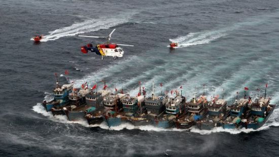 资料图：韩国海警抓捕中国渔船。