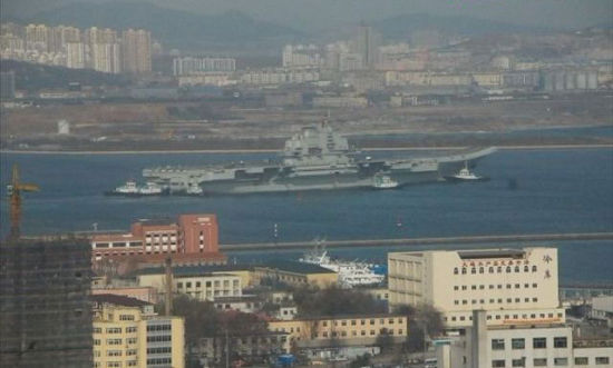 微博网友上传的中国航母平台第二次出海试航现场图