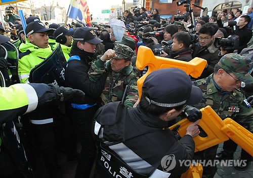 韩国保守团体在驻韩中国大使馆前示威 与警方发生冲突