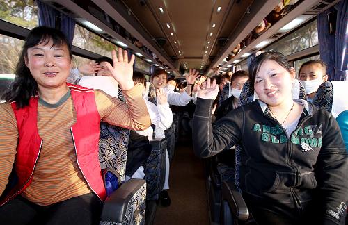 3月20日,日本新澙临时安置点的中国公民乘坐大巴前往机场。新华社记者 陈建力 摄