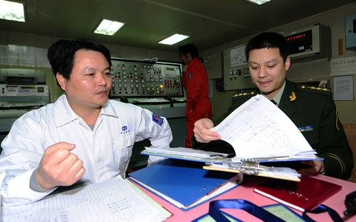 3月28日,“盛池号”船长邱永先配合大连边防检查站工作人员办理通关手续。 运输中国援日2万吨燃油的“盛池”号油轮3月28日下午停靠进大连石化港深水码头,开始装油,大连边防检查站已经为油轮办好了快速通关手续,“盛池号”预计29日起航驶往日本。按照日方要求,这2万吨燃油将分别运往日本两个城市,其中1万吨汽油运往广岛县江田岛市,1万吨柴油运往爱媛县今治市。 新华社记者任勇摄