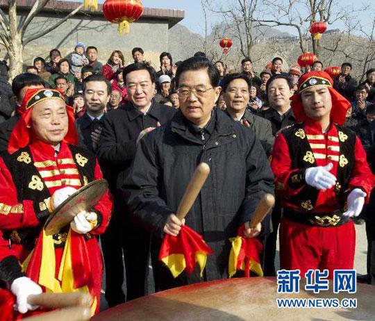 胡锦涛在河北省保定市同基层干部群众共迎新春。李学仁 摄 