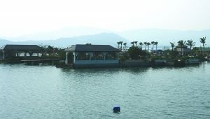 4月20日，“海上皇宫”中庭平台的房屋主体已被拆除完毕，这座海上建筑8年前建造就没有获得海域使用权证。本报记者 周亦楣 摄