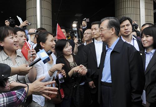 5月21日,中国国务院总理温家宝在日本福岛吾妻综合运动公园体育馆避难所慰问灾民。这是温家宝总理与当地华人华侨交谈。 新华社记者 谢环驰 摄