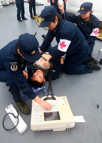 7月26日,医务人员在甲板上对“伤员”进行心肺复苏。新华社记者查春明摄