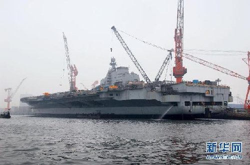 中国航母平台今日出海进行首次航行试验(图)