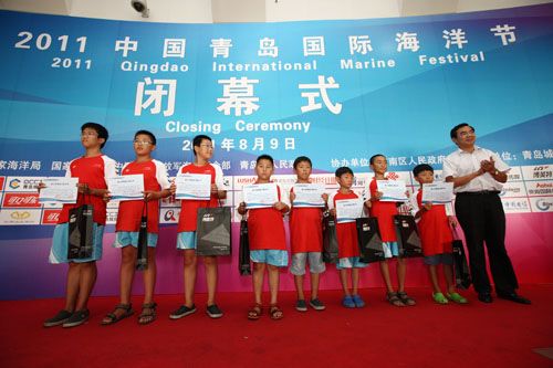 青少年横游泳比赛颁奖