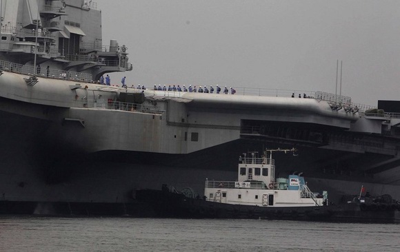2011年8月14日,参加试航人员在航母平台集合准备登上陆地。
