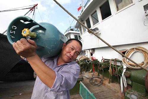 9月13日,在浙江省瑞安市渔港码头,渔民将生活用品和生产物资装船。 连日来,东海沿海渔民正抓紧时间,为即将到来的开渔做好准备。今年东海海域伏季休渔从5月1日中午12点起至9月16日中午12点结束。 新华社发(庄颖昶 摄)