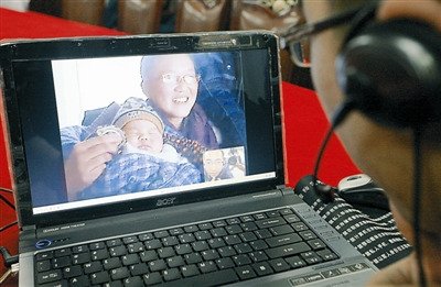 中国海军第7批护航编队官兵与家人视频聊天。