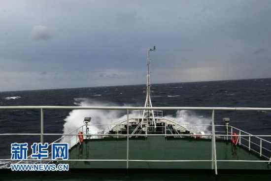 2012年3月16日5时许，由中国海监50、66船组成的中国海监定期巡航编队，抵达钓鱼岛及其附属岛屿附近海域进行巡航。这是中国海监50船在钓鱼岛附近海域航行。 新华社记者 张建松 摄