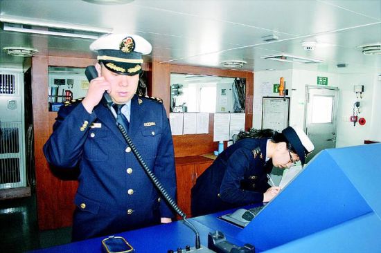 中国海监15船机敏应对外国船只捍卫祖国海权