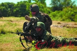 一位美军陆战队员在向菲律宾士兵传授战术。（资料图） 