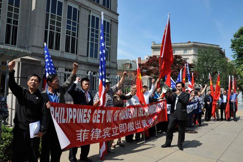 美国华人在菲驻美使馆前示威要求菲撤出黄岩岛