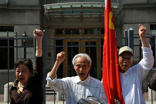 美国华人在菲驻美使馆前示威要求菲撤出黄岩岛