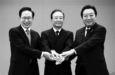 昨日，第五次中日韩领导人会议在人民大会堂举行。中国国务院总理温家宝主持会议，韩国总统李明博、日本首相野田佳彦与会。新华社记者 张铎 摄